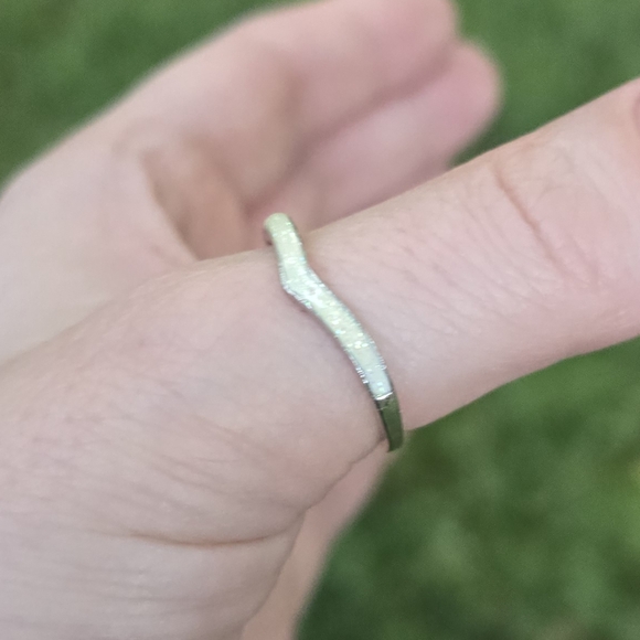 💍 Opalite V Ring - Picture 3 of 8